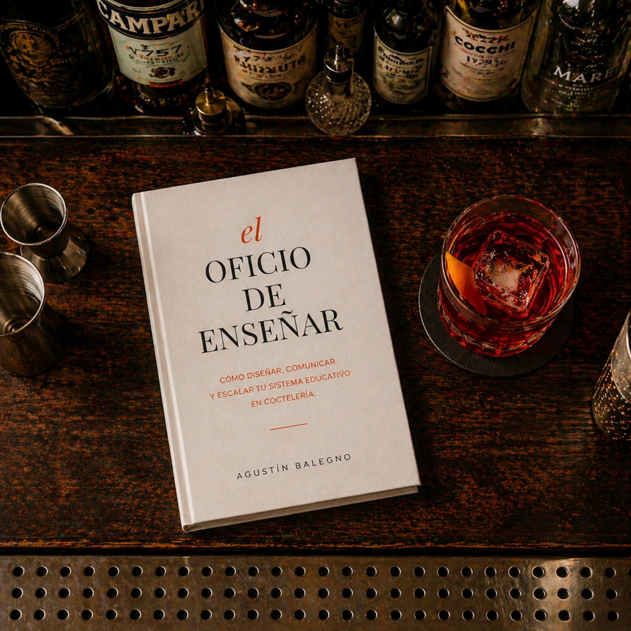 El oficio de enseñar sobre una barra con un Negroni